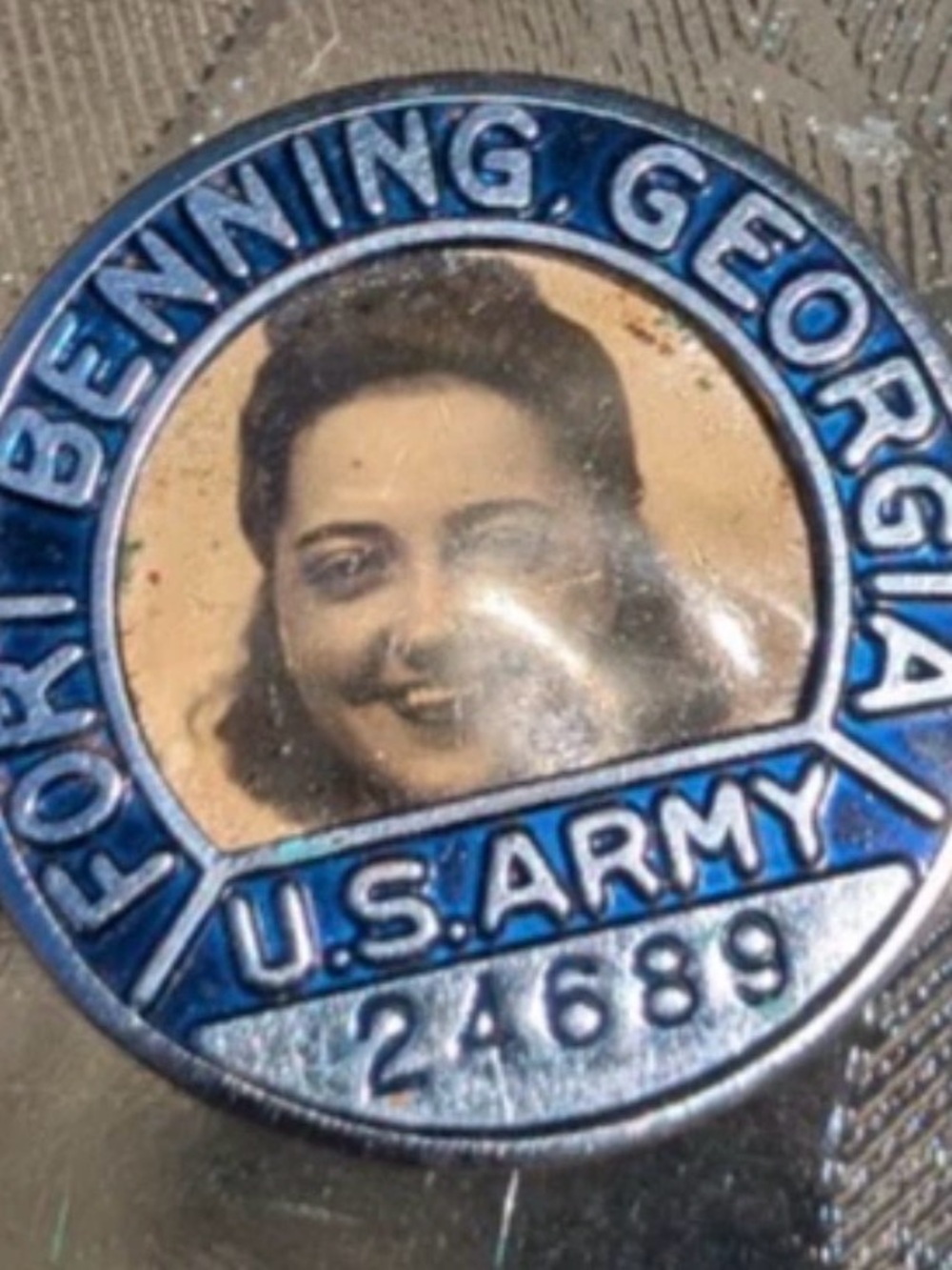 Vintage WW2 World War II 40s U.S. Army Fort Bennington Photo Badge